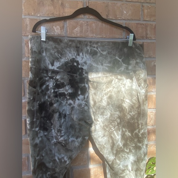 Lululemon Align High-Rise Pant with Pockets 25"
Diamond Dye Light Sage, Size 20 - Picture 10 of 11